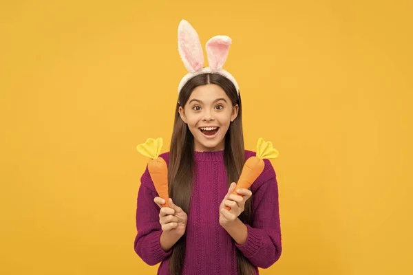 Überraschtes Teenie Kind Hasenohren Mit Karotte Den Osterferien — Stockfoto