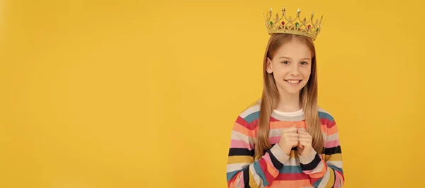 Joyeux Adolescent Enfant Couronne Reine Sur Fond Jaune Princesse Reine — Photo