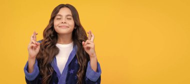 Batıl inançları olan, gözleri kapalı şans dilemek için şans dileyen sarı arka plan, dilek. Çocuk yüzü, yatay poster, izole edilmiş genç kız portresi, fotokopi alanı olan pankart