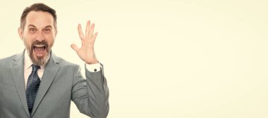 İnsan yüzü portresi, fotokopi alanı olan pankart. İş adamı kılığında bağıran bir adam. Yeni uygulama. Ürün teklifi. reklam sunumu