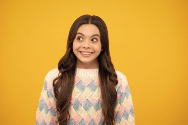 Stüdyonun arka planında izole edilmiş genç bir kızın portresi. Çocukluk yaşam tarzı konsepti. Kopyalama alanı oluştur