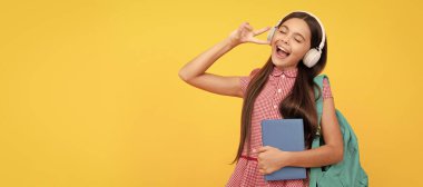 Müzik. Mutlu şarkı söyleyen genç kız sırt çantası taşıyor. Okula dönüyorum. Bilgi günü. Öğrenci portresi, stüdyo afişi. Öğrenci yüzü, kopyalama alanı