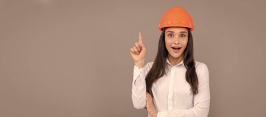 İzole edilmiş bir yüz portresi, taklit alanı olan bir afiş. İnşaatçı şapkalı hayret verici bir iş kadını. Baş mimar mühendisi