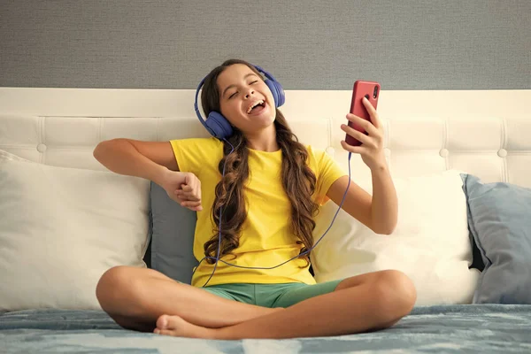 Expressive Émotionnelle Excitée Adolescente Adolescente Enfant Fille Portant Écouteurs Écouter — Photo