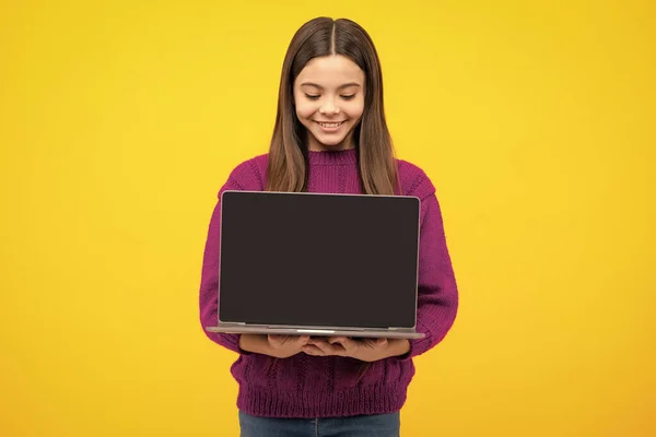 Νεαρή Μαθήτρια Σπουδάζει Φορητό Υπολογιστή Οθόνη Φορητού Υπολογιστή Copyspace Mockup — Φωτογραφία Αρχείου