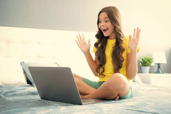 Menina Adolescente Feliz Cama Casa Usando Laptop Criança Navegar Internet — Fotografia de Stock