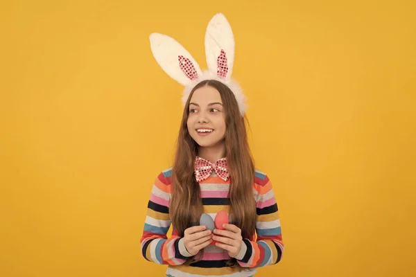 Щаслива Дівчина Підліток Вухах Кролика Краватка Тримає Великодні Яйця Жовтому — стокове фото