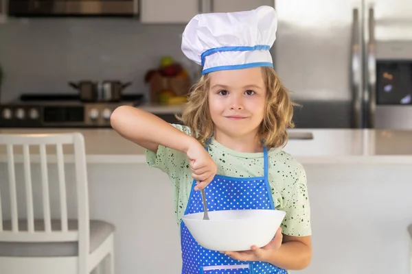 어린이 요리사는 접시를 가지고 요리를 아이들은 부엌에서 요리를 합니다 재미있는 — 스톡 사진
