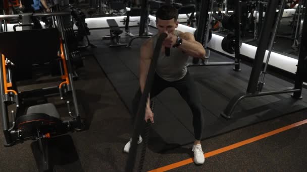 Muskelsportler Trainieren Fitnessstudio Mit Dem Kampfseil Training Von Athleten Mit — Stockvideo