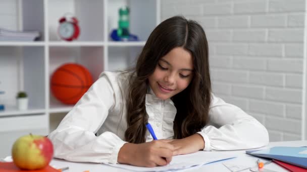 陽気な作家の10代の少女が物語や試験を書き — ストック動画