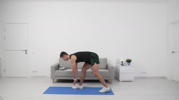 Homem Fitness Atleta Fazendo Curvas Para Frente Tocando Dedos Dos — Vídeo de Stock