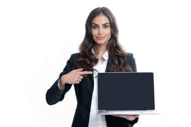 Boş ekran kopyası olan dizüstü bilgisayarı olan bir kadın. Dizüstü bilgisayarlı üniversite öğrencisinin portresi. Dizüstü bilgisayarda çalışan kadın, serbest çalışan.