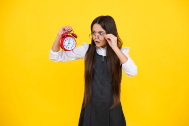 12, 13, 14 yaşlarında bir çocuk çalar saate bakar. Alışveriş zamanı geldi. Günaydın, kontrol zamanı. Şaşırmış yüz, şaşırmış genç kız duyguları.