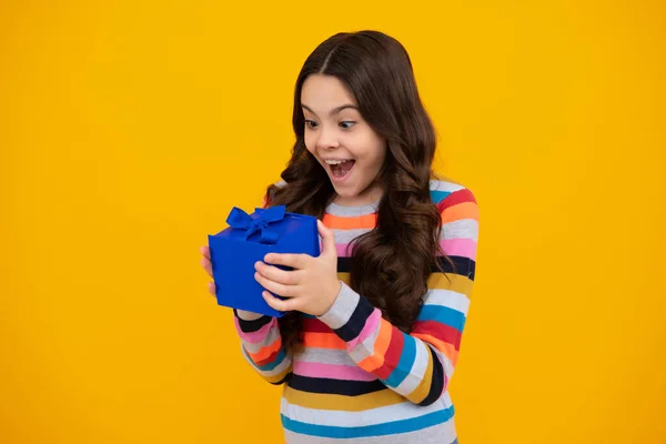 Erstaunter Teenager Emotionale Teenager Kind Halten Geschenk Zum Geburtstag Lustiges — Stockfoto