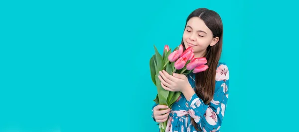 Квітковий Подарунок Щаслива Дитина Пахне Тюльпанами День Матері Або Жінки — стокове фото