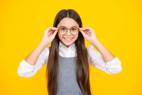 Menina Escola Bonito Vestindo Óculos Fundo Estúdio Amarelo Menina Inteligente — Fotografia de Stock