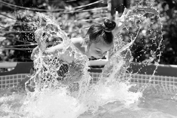 Splisha Splasha Szczęśliwa Dziewczyna Pływa Basenie Dzień Zimnego Basenu Wakacje — Zdjęcie stockowe