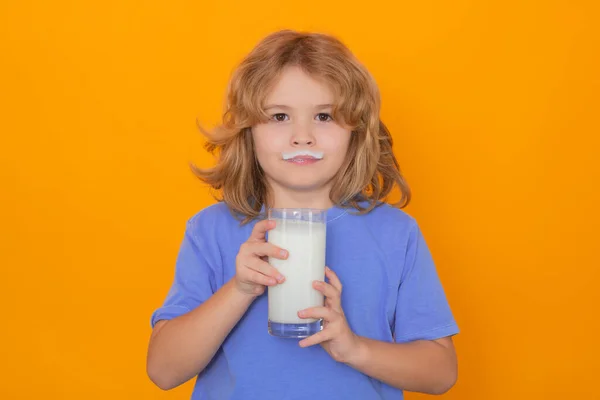 Çocuklar Için Kalsiyum Protein Içeren Sağlıklı Bir Içecek Küçük Çocuk — Stok fotoğraf