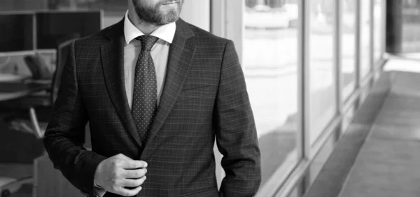 オフィスの外でビジネススーツの男マネージャーを切り取ったビジネスファッション — ストック写真