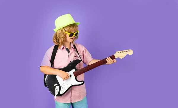 Criança Músico Tocando Guitarra Como Rockstar Fundo Estúdio — Fotografia de Stock