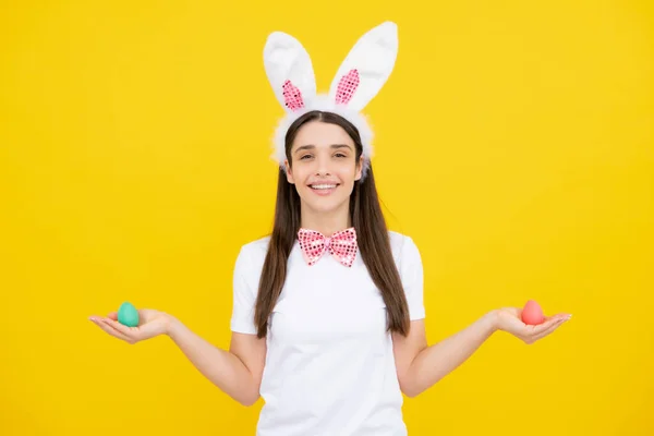 Piękna Dziewczyna Króliczymi Uszami Odizolowana Żółtym Tle Pisanki Easter Bunny — Zdjęcie stockowe