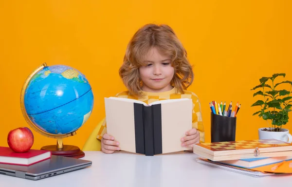 Шкільна Дитина Читає Книжку Шкільній Дитині Років Книжкою Повертаються Школи — стокове фото