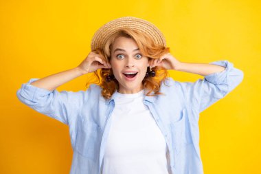 Kirazlı küpeler. Lezzetli kirazlı beyaz kadın sarıda izole edilmiş.