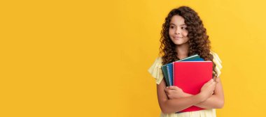 Genç bir öğrenci. Lisede eğitim. Not defterli kız öğrenci. Defterli kız. Öğrenci portresi, stüdyo afişi. Okul çocuğu yüzü, boşluklar