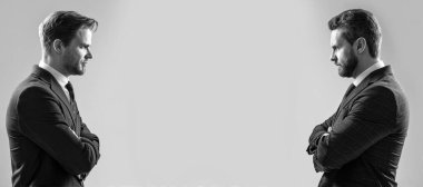 İnsan yüzü portresi, fotokopi alanı olan pankart. İki kızgın işadamı karşı karşıya. Liderlik ve iş rekabeti için mücadele ediyorlar.