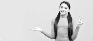 Ürün teklifi. Barış. Çocuk ürün sunuyor, kopyalama alanı. Güzel genç kız reklamcılığı. Çocuk yüzü, yatay poster, izole edilmiş genç kız portresi, fotokopi alanı olan pankart