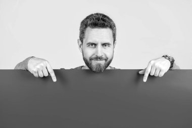 Yaz günü havuzda mutlu bir çocuk. Tropikal bir tatil köyünde çocuk oyunu. Yaz tatili