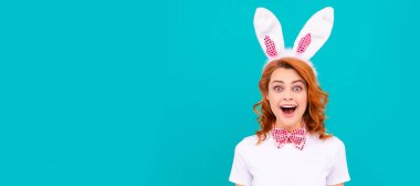 Paskalya tavşanı kadın. Tavşan kulaklı Paskalya kızı ve mavi arka planda papyon. İzole edilmiş yüz portresi, kopyalama alanı oluşturulmuş pankart