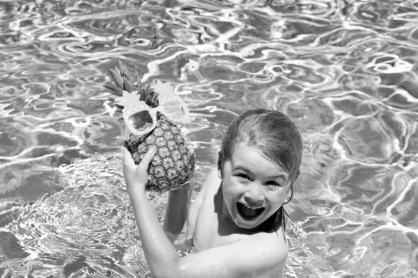 Happy Kid Swimming Pool Summer Day Child Play Tropical Resort — Foto de Stock