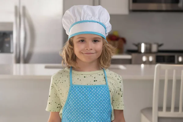 Mutfaktaki Komik Çocuk Şefin Portresi Aşçı Çocuk Aşçı Üniforması Aşçı — Stok fotoğraf