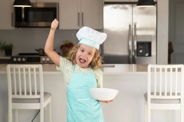Дитячий Шеф Кухар Готує Кухонною Тарілкою Дитячий Кухар Готує Їжу — стокове фото