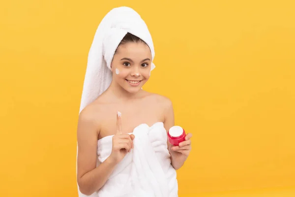 Menina Adolescente Feliz Toalha Banho Aplicar Creme Facial Polegar Para — Fotografia de Stock