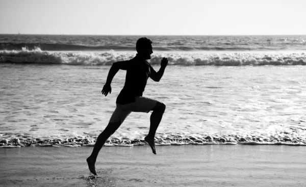 Sylwetka Atletycznego Biegacza Biegającego Letniej Plaży Sport — Zdjęcie stockowe