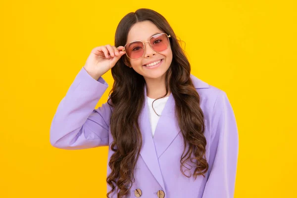 Ευτυχισμένο Κορίτσι Έφηβος Φορώντας Γυαλιά Ηλίου Κίτρινο Φόντο Στούντιο Κορίτσι — Φωτογραφία Αρχείου