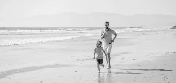 Ojciec Syn Biegający Letniej Plaży Weekend Podróży Rodzinnych Wakacje Dzieciństwo — Zdjęcie stockowe