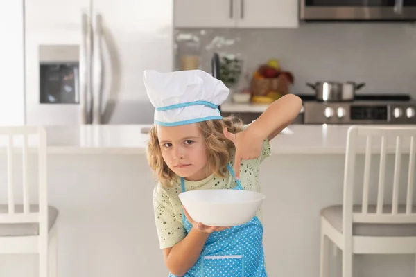 어린이 요리사는 접시를 가지고 요리를 주방장님 부엌에서 빵굽는 요리사 부엌에서 — 스톡 사진