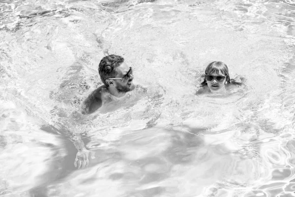Gelukkig Gezin Van Vader Kind Hebben Plezier Zomer Zwembad Zomervakantie — Stockfoto