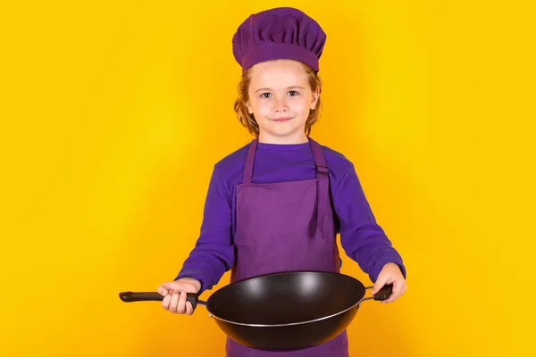 Kid Boy Chef Cucinare Con Padella Bambino Uniforme Cuoco Chef — Foto Stock