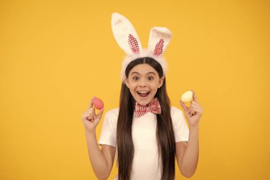 Tavşan kulaklı ve papyonlu Paskalya çocuğu şaşırdı..