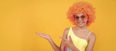 Güneş gözlüklü mutlu çocuk sarı arka plan fotokopisini çekiyor, terfi ediyor. Partideki komik genç çocuk, afiş başlığı fotokopi alanı