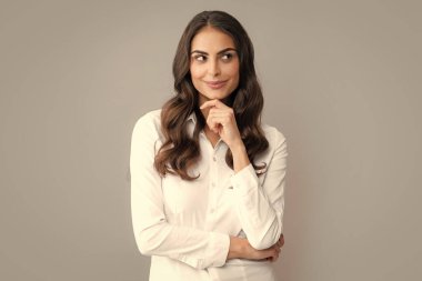 Genç bir kızın portresi, boş bir alan arıyor. Stüdyoda başka yöne bakan düşünceli ciddi bir model. Kız seçiminin sorunları çözeceğini düşündü.