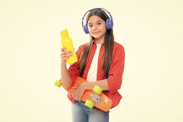 Teen Hipster Girl Skater Skateboard Water Bottle Headphones Isolated Background — Foto Stock