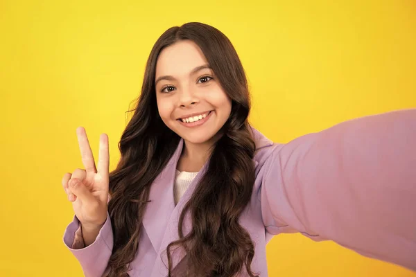Εφηβική Μόδα Κορίτσι Στο Μοντέρνο Φορούν Κάνοντας Selfie Ποζάρουν Κίτρινο — Φωτογραφία Αρχείου
