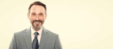 İnsan yüzü portresi, fotokopi alanı olan pankart. Takım elbiseli başarılı bir adamın portresi. Girişimci beyazı izole etti. resmi moda