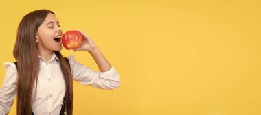 Susuz kalma. Vitamin içeceği. Çocuk sağlıklı yiyecekler yiyor. Elmalı çocuk portresi, yatay poster. Kopyalama alanı olan başlık