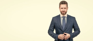 İnsan yüzü portresi, fotokopi alanı olan pankart. İş anlamına gelen giysiler. Takım elbiseli profesyonel bir adam. Profesyonel meslek ve kariyer.